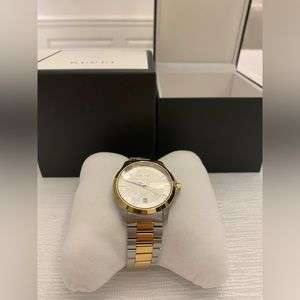 Gucci watch 

G timeless silver dial unisex watch
YA126450
